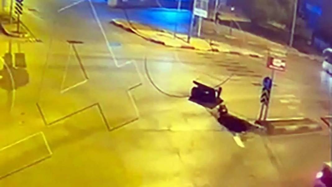 Adana’da Başıboş Atın Araçla Çarpıştığı Görüntüler Ortaya Çıktı! 3
